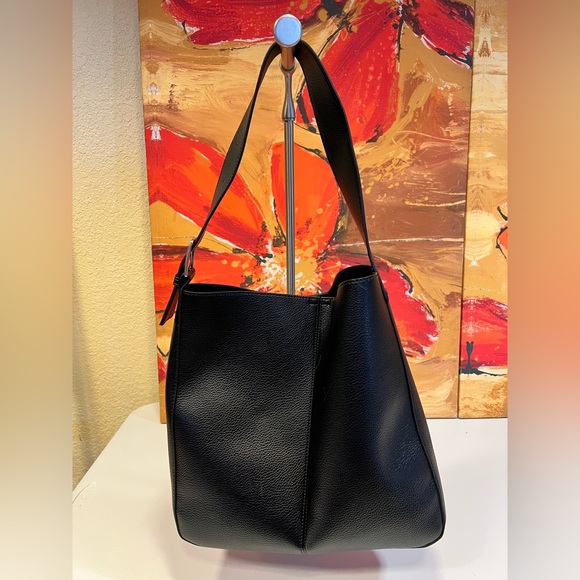 Black Pebbled Leather Shoulder Bag - Sleek Everyday Carry - Picture 2 of 5